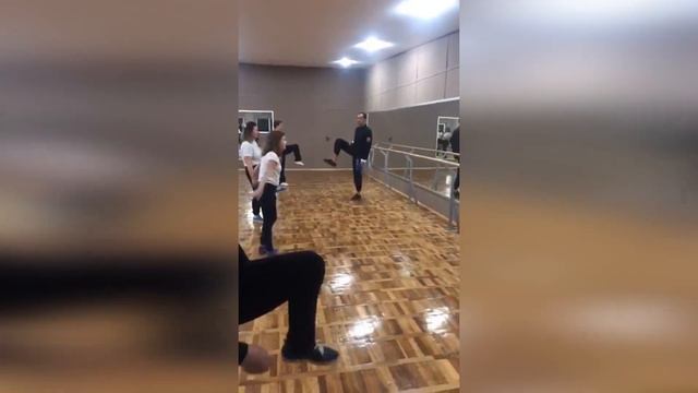 Старость приходит через ноги. 