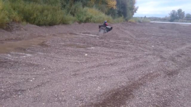 CF 500 2A катается по берегу