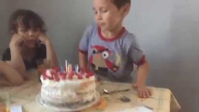 6 лет. Именинник задувает свечи смотреть онлайн