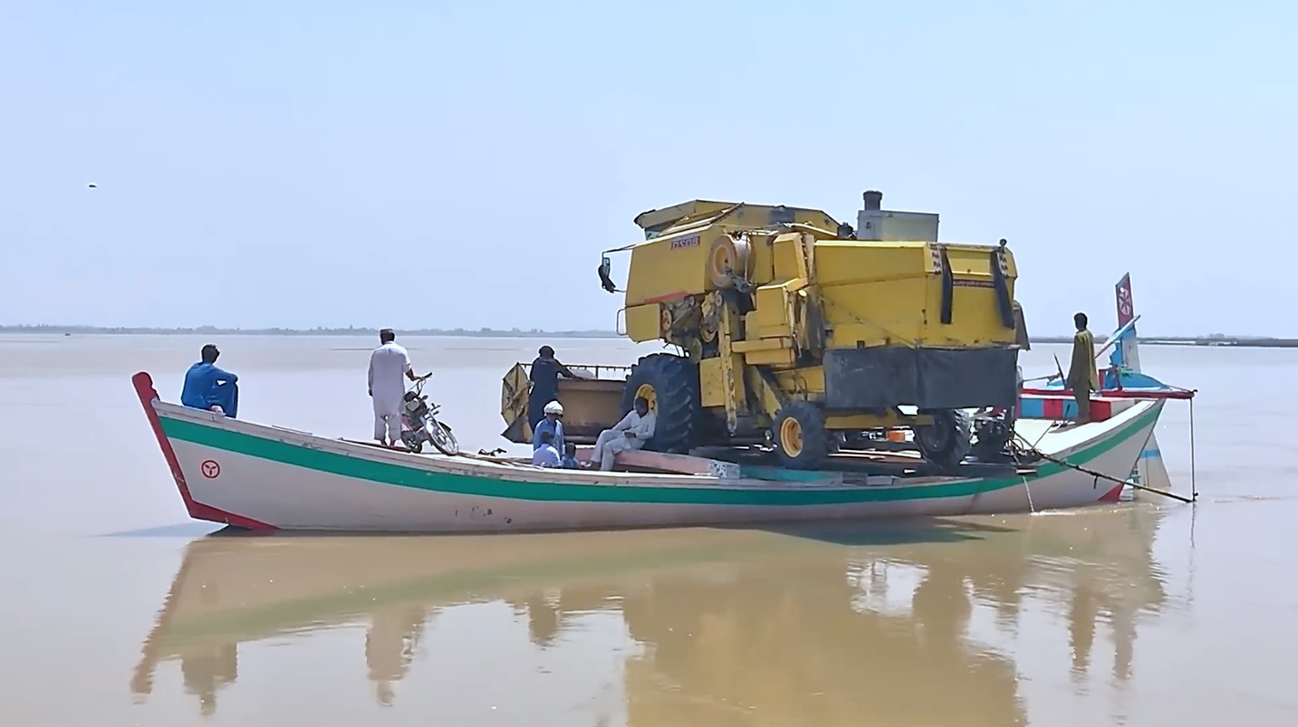 Доплывет или нет? Перевозка комбайна на большой лодке. смотреть онлайн