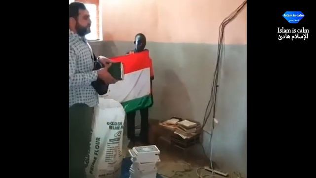 Машаллах таджик раздают Коран в Африке смотреть онлайн