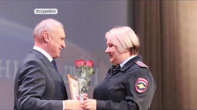 За верность делу и отвагу наградили полицейских Уссурийска смотреть онлайн