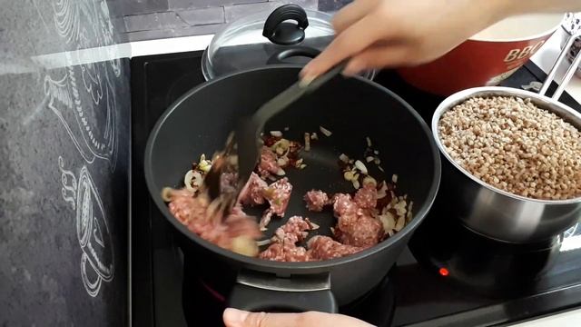 Гречка разварная, с вялеными помидорами,перцем сладким, острым, и фаршем. Попробуйте не пожалеете ! смотреть онлайн