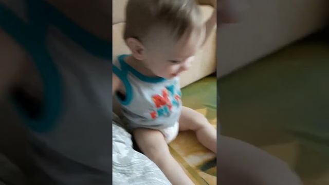 Один из способов напоить ребёнка водой. смотреть онлайн