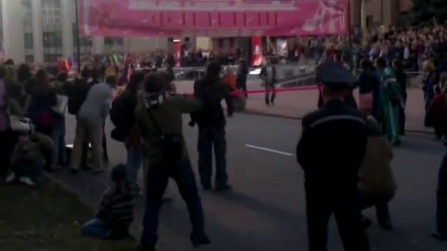 прикольно упала! (бег на каблуках) смотреть онлайн