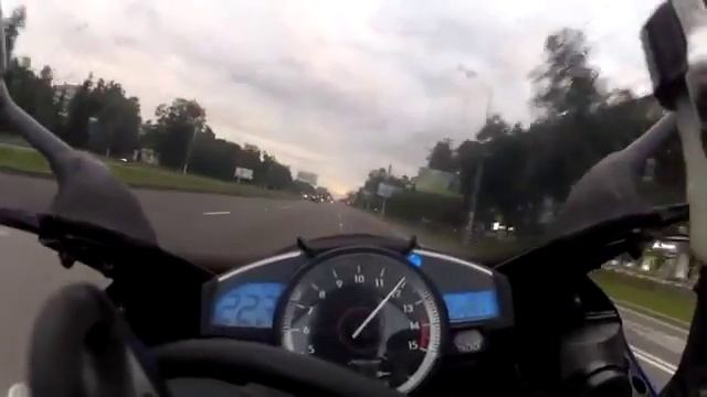Безбашенный гонщик на спортбайке смотреть онлайн