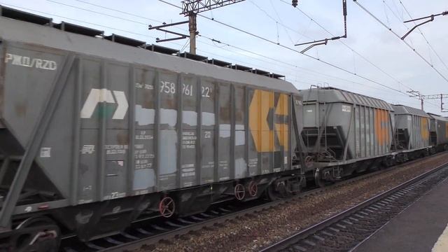 Электропоезд ЭД9Э-0040 и электровоз ВЛ80С-1041 с грузовым поездом смотреть онлайн