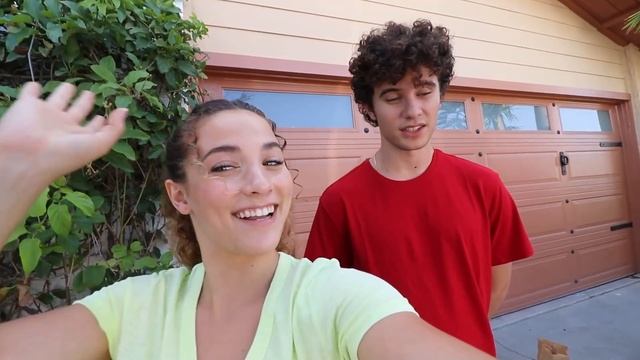 100 Mystery Buttons… Only 1 Will Let You Escape смотреть онлайн