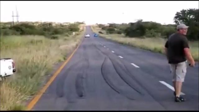 2019 BMW M4 vs 1985 VW Beetle смотреть онлайн