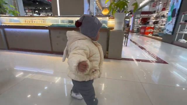 出门在外努力挣钱，回到家里好好陪伴家人孩子 смотреть онлайн