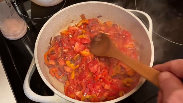 Улетная яичница с овощами и сыром Мазарела. «ШАКШУКА» смотреть онлайн