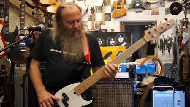 Alwin zeigt einen Ibanez Blazer Bass in der Hermannstraße in Neukölln смотреть онлайн
