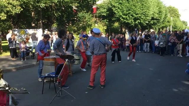 Барабанщики отжигают в Пушкине смотреть онлайн