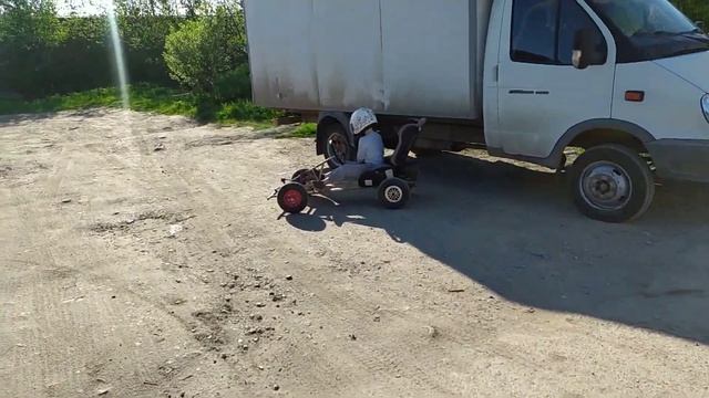 Электрокартинг из гироскутера для сына.Погодка снова нас порадовала.тест нового сидения. смотреть онлайн
