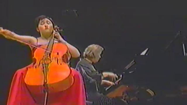 18-yr old Han-Na Chang plays Schumann Fantasiestücke (2001) смотреть онлайн