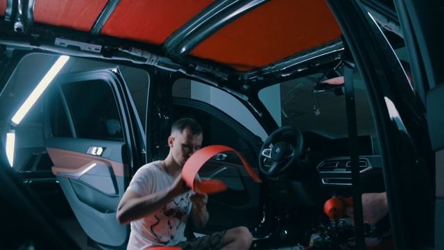 Электронная тонировка/ Оклейка кузова/ Потолок из алькантары и шумоизоляция нового BMW X5M