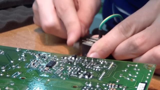 Монитор BenQ FP92G (Q9T4). Искрит внутри, не включается. Ремонт смотреть онлайн