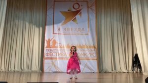 исп.:Чилингарян Алина,  5лет.           песня: " Я мамин цветочек ", автор Арина Чугайкина .