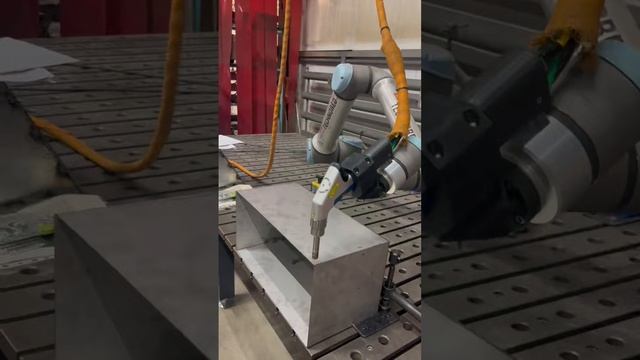 Робот варит лазером корпусное изделие из нержавеющей стали. смотреть онлайн