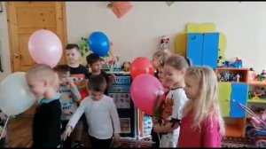 Мальчики поздравляют девочек с 8 марта. Ким Р.В.