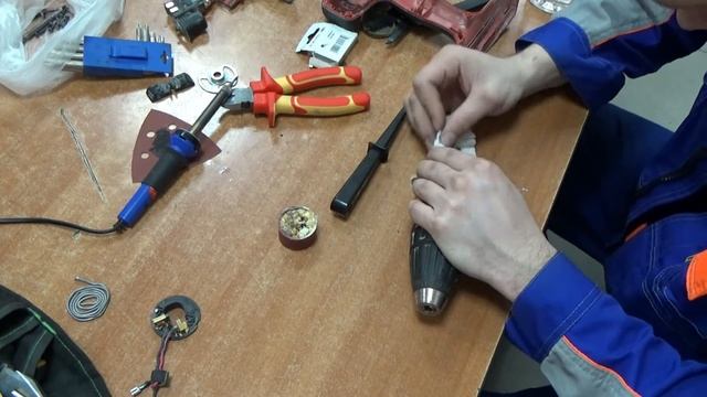 Замена щёток на шуруповёрте HILTI SFC 22-A на аналог от makita СВ-448 смотреть онлайн