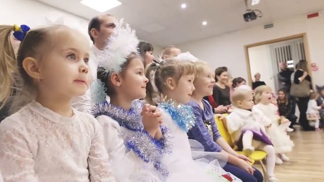Новогодние праздничные мероприятия в школе развития ребенка "Первое образование" смотреть онлайн