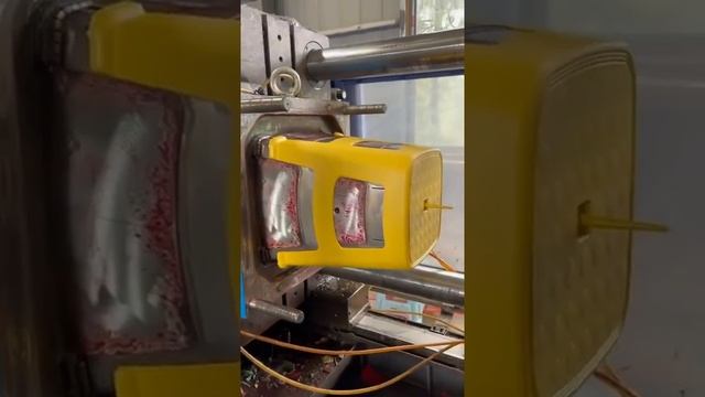 Как делают пластиковые стулья - литьё под давлением #shorts смотреть онлайн