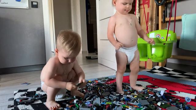 Малыши карандаши собирают LEGO смотреть онлайн