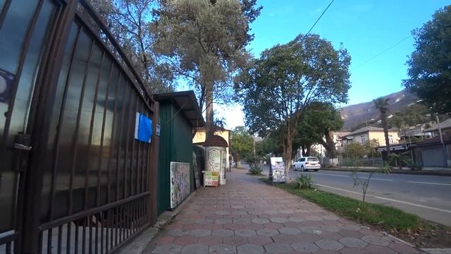 Кто еще хочет прогуляться по улицам Гагры вне сезона и посмотреть как живет город?