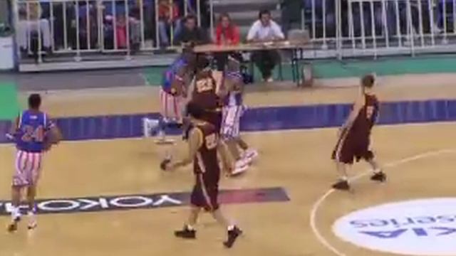 Harlem Globetrotters dunk over ref смотреть онлайн