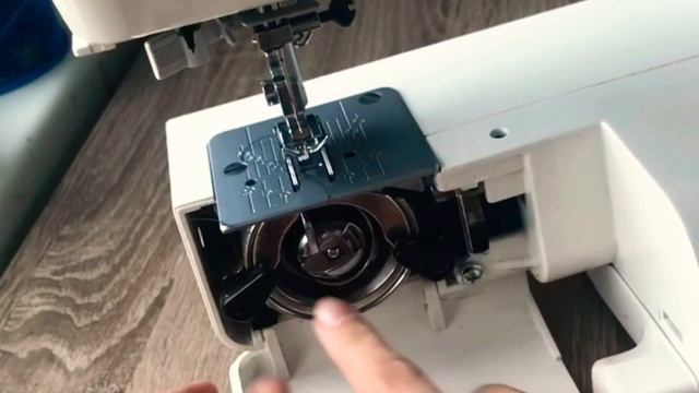 Как заправить нижнюю нить в швейной машинке Janome Ami 35s