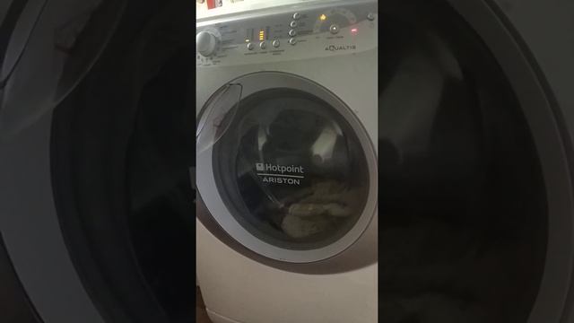 Почему стиральная машина Hotpoint-Ariston AQSL 109 не может провернуть барабан? смотреть онлайн