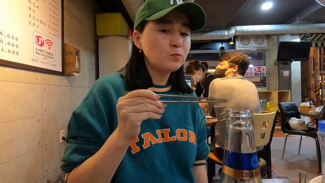 Корейцы пробуют КУРТ. Я пробую закуску из сырой лапши быстрого приготовления. [бану корея]