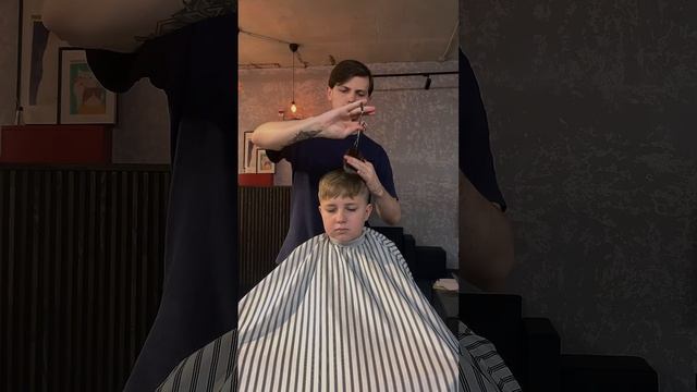 Маллет для молодого смельчака. #barber #barbershop #haircut смотреть онлайн