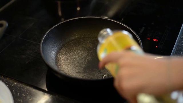 РУССКИЕ БЛИНЫ ЗА 5 МИНУТ! / ДЕЛАЕМ БЛИНЫ ЗА 5 МИНУТ! смотреть онлайн