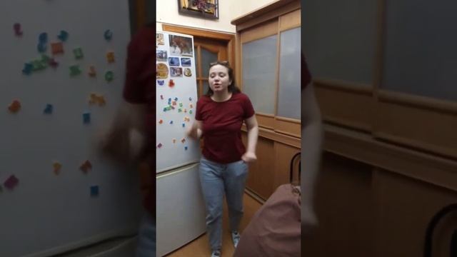 Девушка танцует. смотреть онлайн