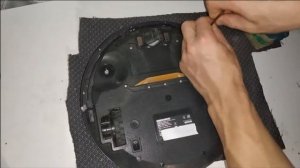 REDMOND RV-R450 разбирается так как не крутится щётка левая.