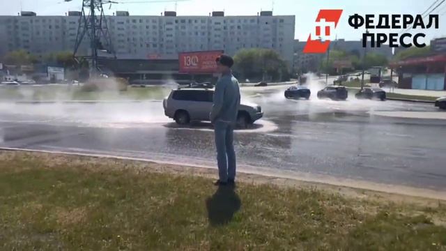 В Новосибирске прорвало трубу у ТЦ смотреть онлайн
