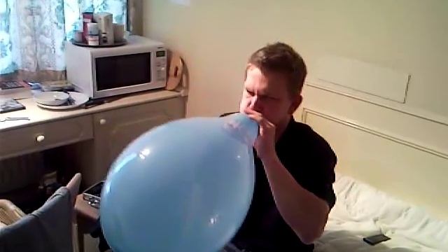 BIG blue balloon explosion :) смотреть онлайн