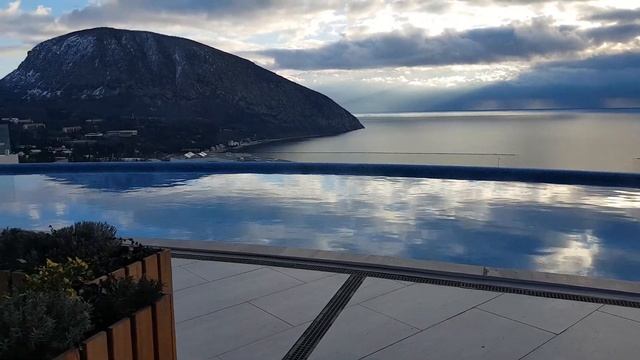 Крым. Бассейн Инфинити в Гурзуф Ривьере