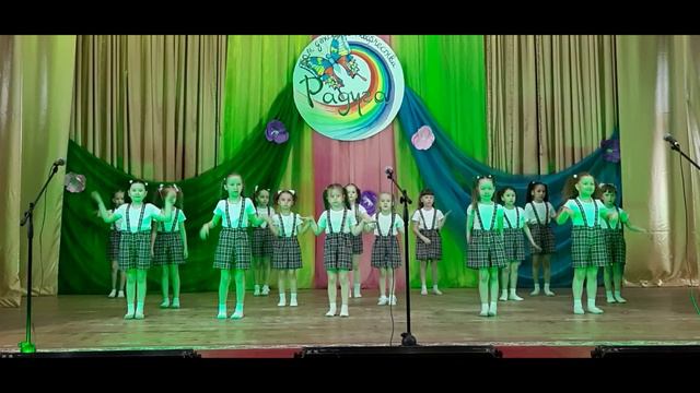 Группа "Карамельки" - Побежали по дорожке смотреть онлайн