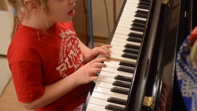 Санечка в 5 с половиной лет играет на пианино смотреть онлайн