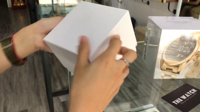 Michael Kors Smart Watch Unboxing смотреть онлайн