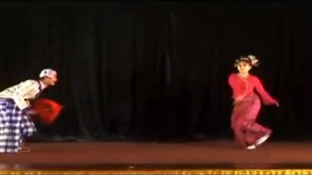 ဦးရွှေရိုး နှင့် ဒေါ်မိုး အက (U Shwe Yoe and Daw Moe // Folk Dance) смотреть онлайн