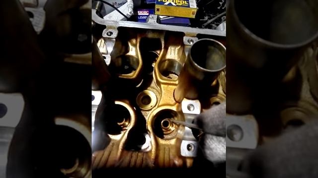 Ньюанс при замене маслосъёмных колпачков. смотреть онлайн