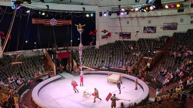 Волгоградский цирк. Прыжок на высокий стул смотреть онлайн