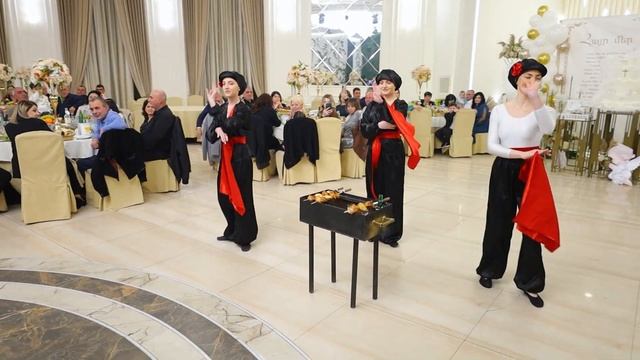 Армянский танец шашлыка / Հայկական խորովածի մատուցման արարողություն, Կինտոների պարի օգնությամբ смотреть онлайн