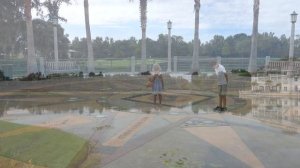 А раньше даже солнце светило ярче И люди любили как-то иначе А мы без денег были богаче