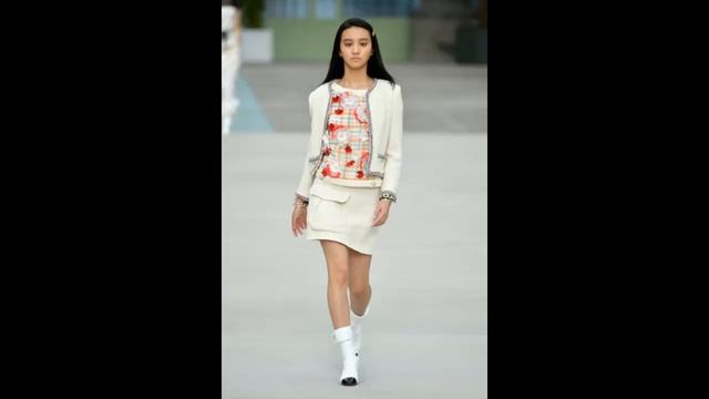 Chanel Cruise Collection 2020 Runway At Grand Palais In Paris смотреть онлайн