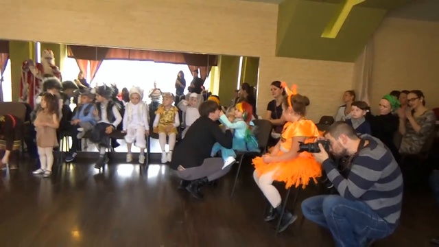 Катя на новогоднем утреннике в детском саду c Дед Морозом и конфетой гигантским смотреть онлайн